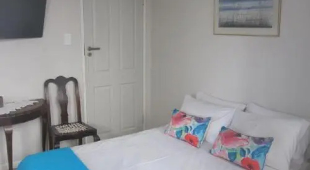 20 belladonna avenue Vredehoek Cape town, Забронировать Отель Отели Cape Peninsula с бассейном, Бассейн