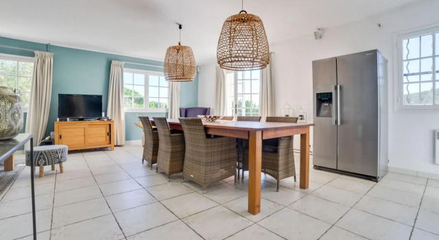 Modern Villa With Swimming Pool in Sainte-maxime, Забронировать Вилла Отели Сент-Максима с бассейном, Бассейн