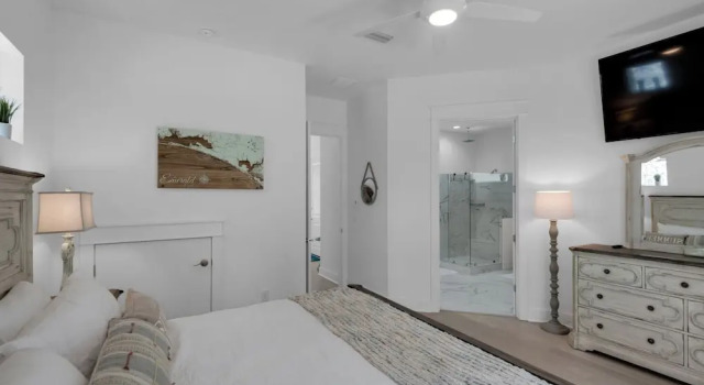 Коттедж с балконом и с видом на сад Minutes to Beach & Largest Public Beach Access, Modern New Build in Inlet
