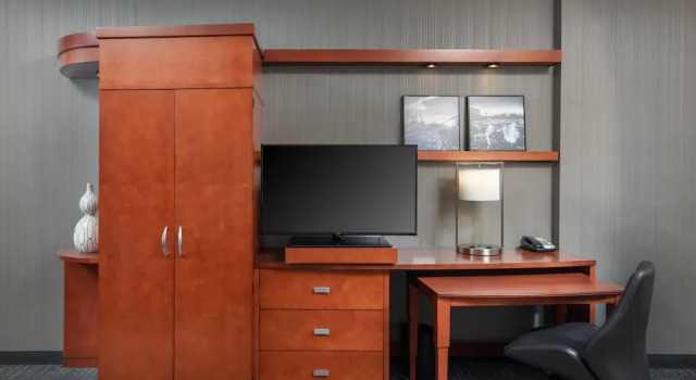 Полулюкс c 1 комнатой с видом на внутренний двор Courtyard by Marriott Greenville Downtown