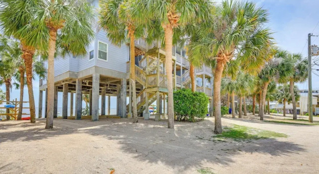 Apartment Beach & Pool Access at Condo on Cedar Key!