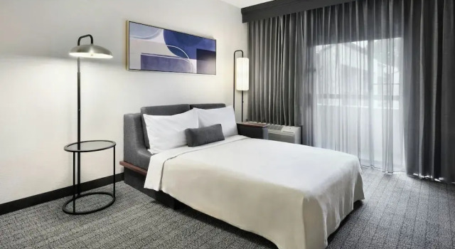 Двухместный люкс с балконом Courtyard by Marriott Atlanta Duluth/ Gwinnett Place