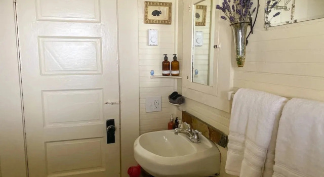Коттедж Upstairs at Thevictorian - Lush Walkable and Dog-friendly Retreat - Steps From Downtown Bellingham