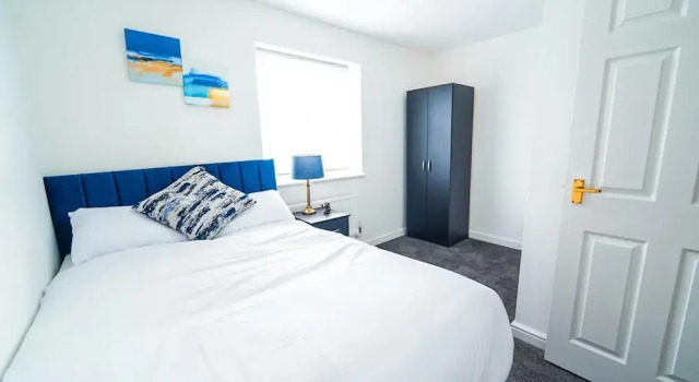 4 Bed House - Sleeps 8 - Garden - Parking - Wifi, Забронировать Отель Отели Англии 3 звезды, 3*
