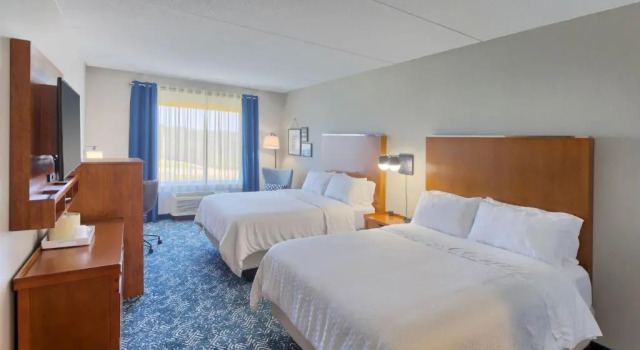 Четырёхместный номер Standard Four Points by Sheraton Raleigh Durham Airport
