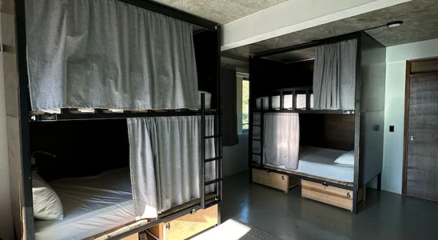 Кровать в общем номере с балконом и рядом с пляжем Straw Hat Surf Hostel & Bar