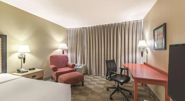 Двухместный номер Ramada Inn by Wyndham Fairfield NJ