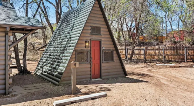 Timber Lodge Cabin 4, Varaa Lomakoti Hotellit Colorado Springs uima-altaalla, Uima-allas