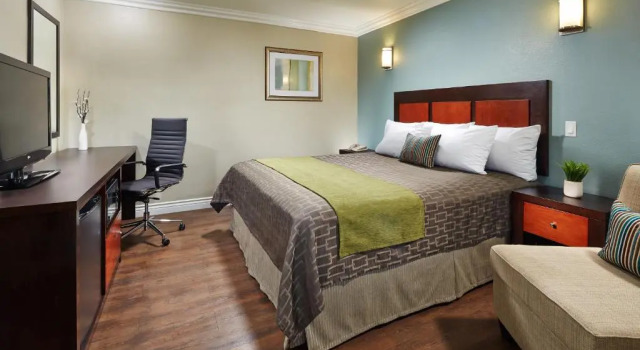 Номер Standard American Inn Downey