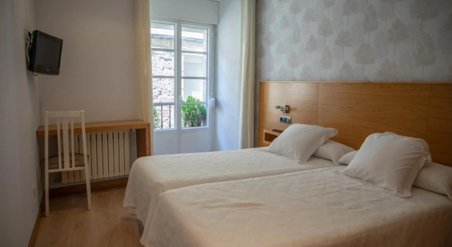 Hotel Casa Román, Забронировать Отель Отели Санхенхо с парковкой, рядом с Пляж Silgar, Парковка