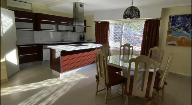 SPACIEUX VILLA APPARTEMENT, JARDIN et PISCINE PRIVE
