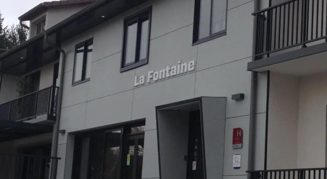 Hôtel Logis Restaurant La Fontaine, Забронировать Отель Отели Горного массива Юры с парковкой, Парковка