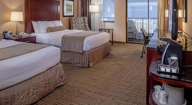 Четырёхместный номер Standard с балконом Crowne Plaza Hotel St. Louis Airport by IHG