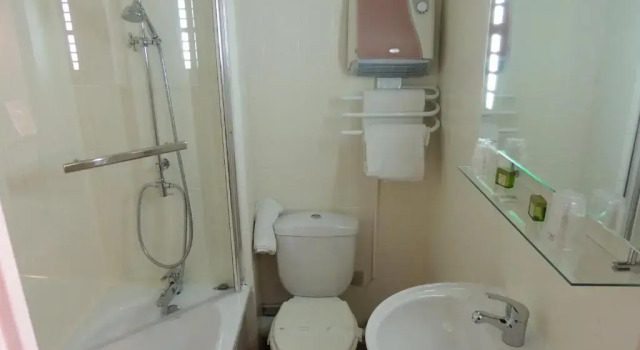 Четырёхместный номер Standard с 2 комнатами Logis Hôtel - Le Relais du Parisis