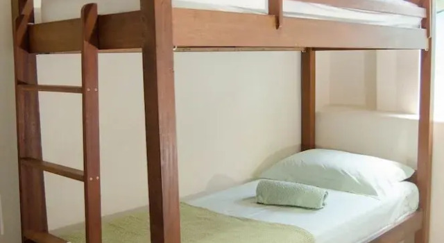 Кровать в общем номере Ilha Hostel