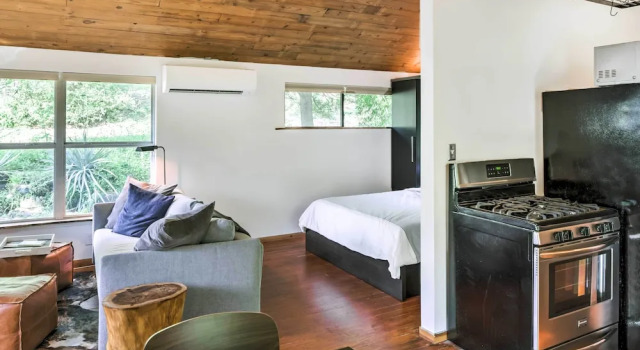 2 Mi to Dtwn: Pet-friendly Austin Studio w/ Yard, Book Hotel Hoteller i Austin med parkering, nær Downs Park, Parkering