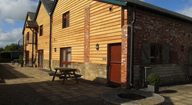 2 makuuhuonetta Perhe Mökki The Victorian Barn self catering holidays with pool & hot tubs