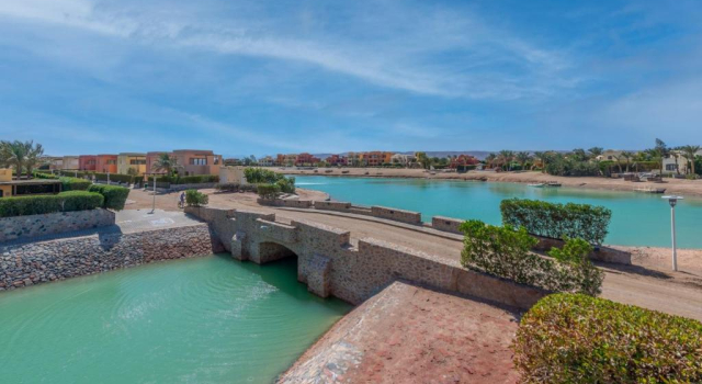 Вилла Chic 3BR Villa West Golf with Pool, Lagoon View & Guest House