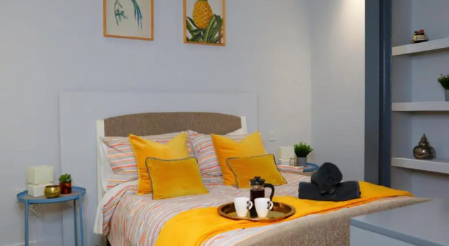 Trendy Urban Industrial Apartment - Great Location - Parking - Netflix - Fast WiFi - Smart TV - Beautiful 2 Double Bedroom Apartment sleeps up to 4!, Varaa Huoneisto Asunnot kohteessa Merseyside, Huoneisto