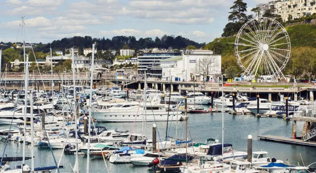 Апартаменты Lawsons Place - Family-friendly Apartment With Parking on Babbacombe Downs