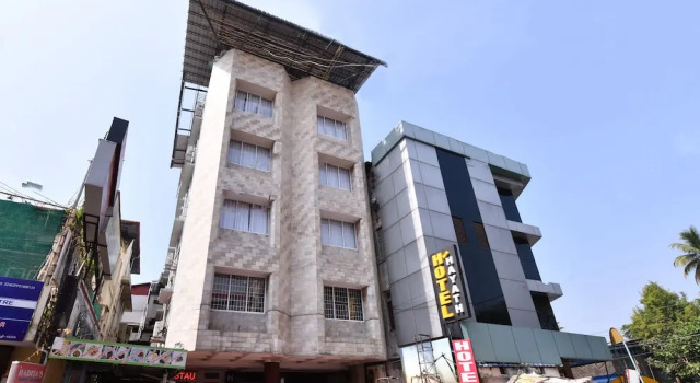 OYO 11328 Hotel Chandrika Residency, Забронировать Отель Отели штата Кералы с парковкой, Парковка