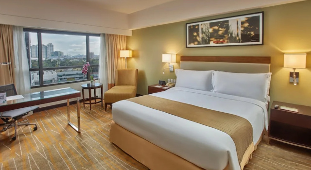 Шестиместный номер Standard Holiday Inn & Suites Makati by IHG