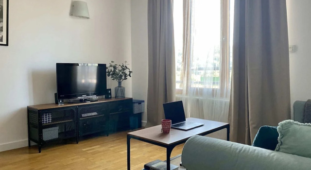 Family/modern 4 People With Netflix -15 min Walk From Center, Rezerwuj Apartament Hotele w Rhône z parkingiem, Parking