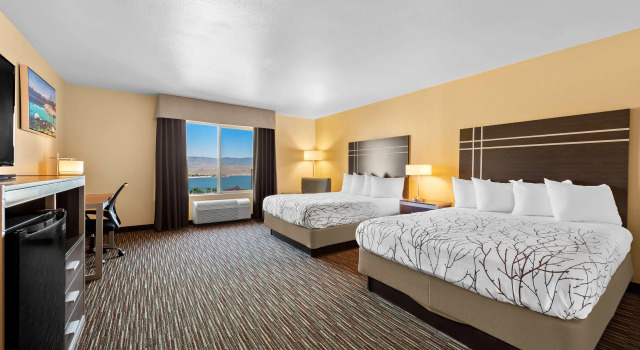 Четырёхместный номер Standard с красивым видом из окна Best Western Topaz Lake Inn