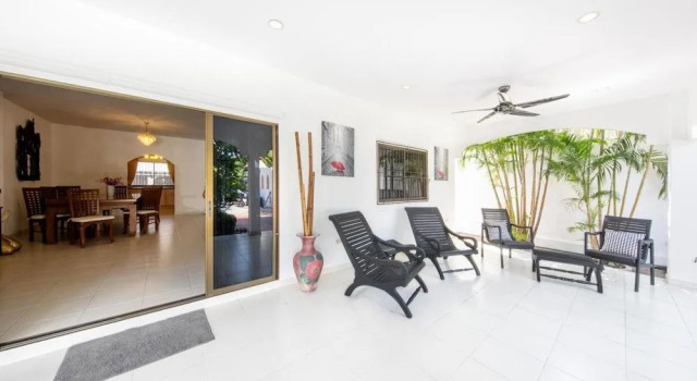 Royal Park Apartments