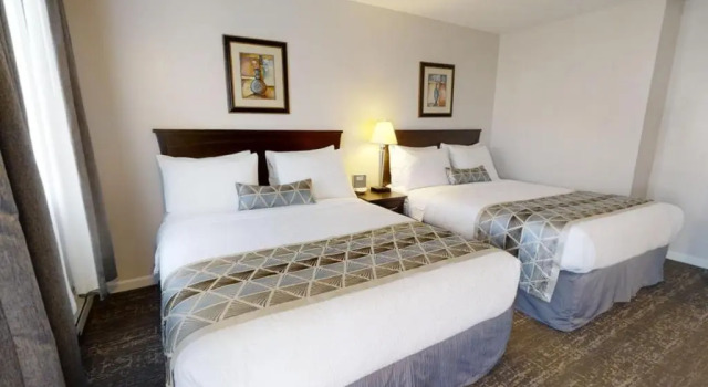 Четырёхместный номер Standard с балконом Dilworth Inn Kelowna