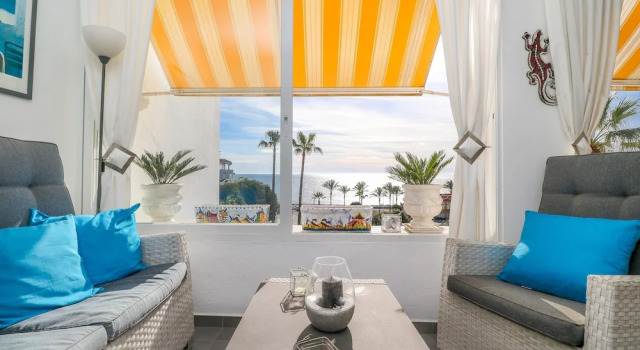 La Costa Paradise - Amazing Beachfront Apartment, Glazed Terrace With Sea Views