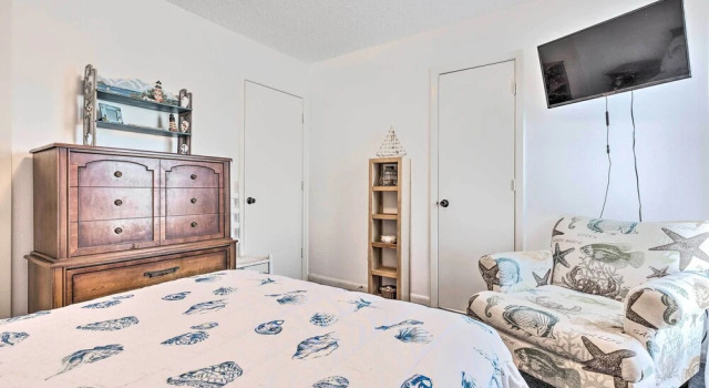 Cute & Cozy Gulf Shores Bungalow: 1/2 Mi to Beach!