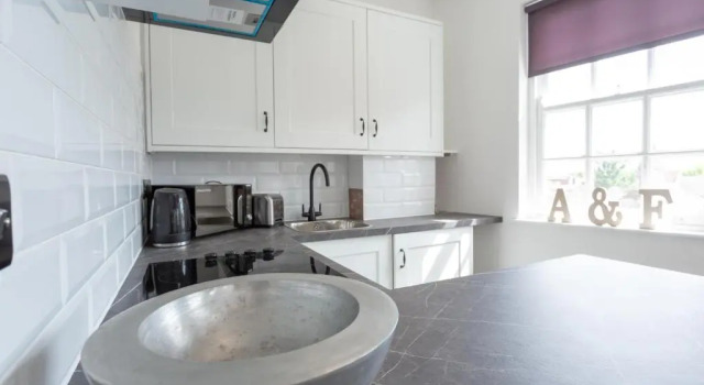 Trendy Studio with Free Parking, Walk to Beach & Shops