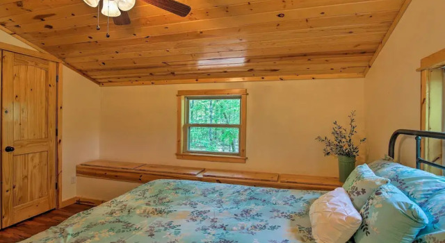 Cozy Broken Bow Cabin w/ Hot Tub - 1 Mi to Lake!