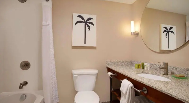 Шестиместный номер Standard Hotel Dello Ft Lauderdale Airport, Tapestry Collection by Hilton