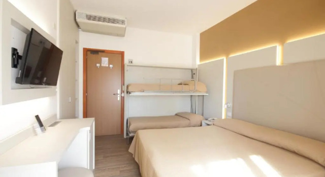 Четырёхместный номер Standard с балконом Hotel Toledo
