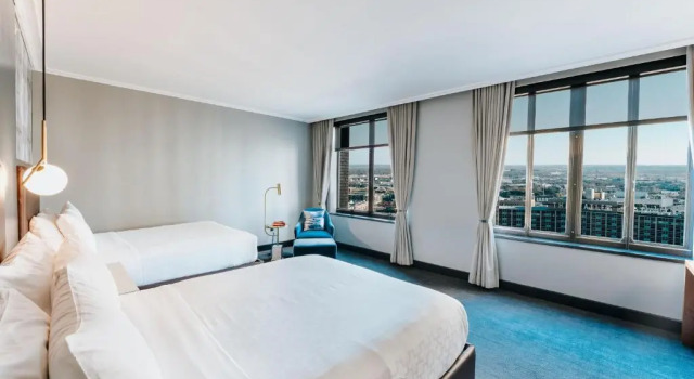 Четырёхместный номер Standard Renaissance Saint Elm Dallas Downtown Hotel
