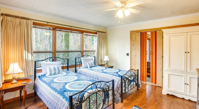 Коттедж Dog-friendly Newland Cabin w/ Deck + Lake Access!