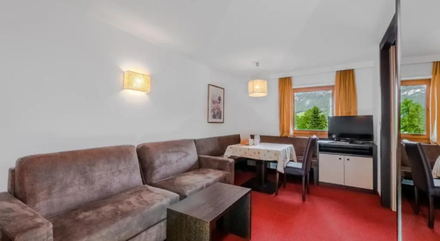 Monte Pana Dolomites Hotel, Забронировать Вилла Отели Санта-Кристина-Вальгардена с парковкой, рядом с Parallel, Парковка