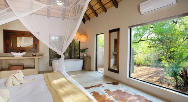Люкс Kubu Bush Lodge