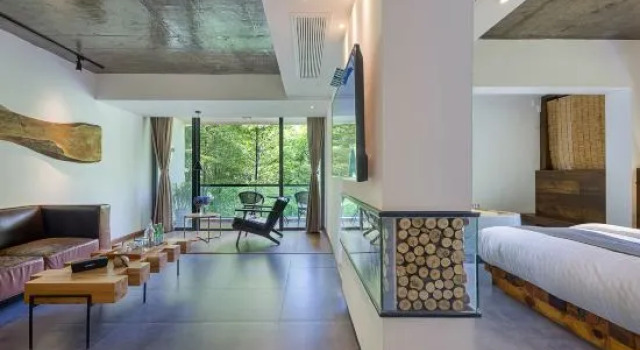 Одноместный люкс с балконом Cloudy Stay Hotel