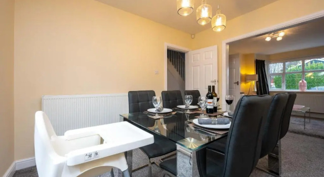 Коттедж с 4 комнатами Sweetbriar - Stylish 4-Bed close to NEC, Airport, JLR, Solihull