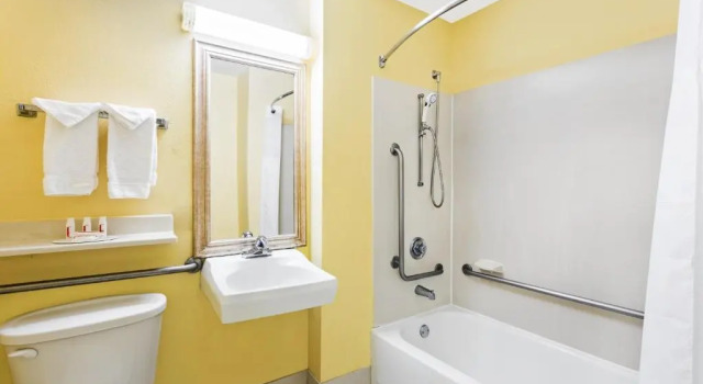 Четырёхместный номер Standard Baymont by Wyndham Savannah Midtown