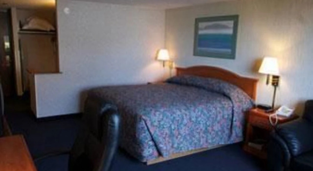 Elk Grove Hotel