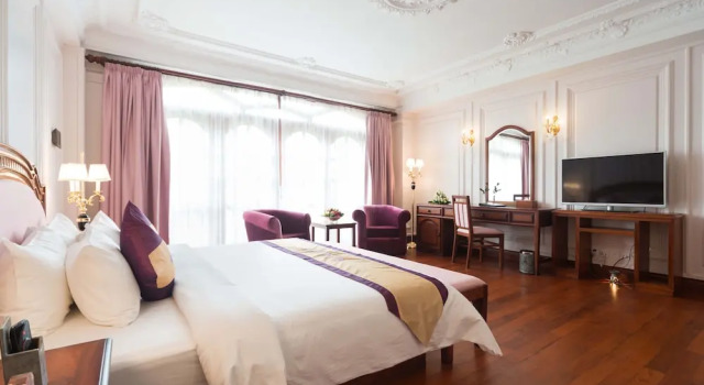 Люкс с балконом Regency Angkor Hotel