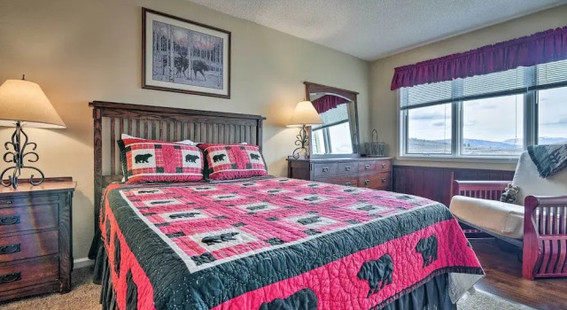 1 Mi to Granby Ranch: Cozy Condo w/ Fireplace