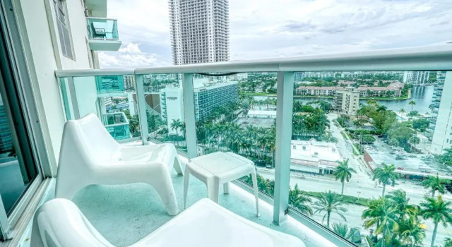 Апартаменты Standard c 1 комнатой с видом на город Hollywood Condos