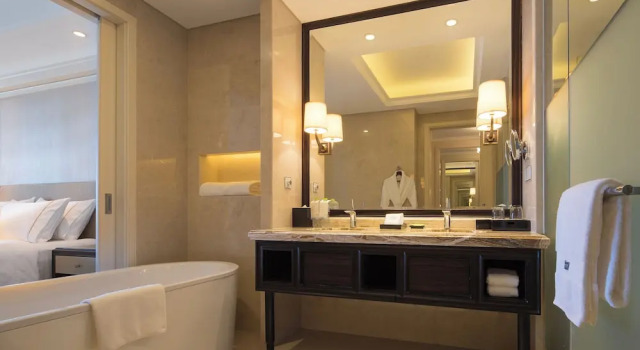 Двухместный номер Standard с балконом и с видом на горы The Westin Zhujiajian Resort, Zhoushan