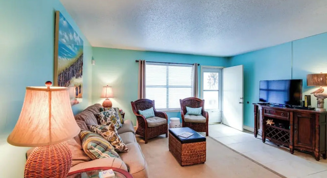 Destin Townhome w/ Balcony - Walk to the Beach!, Rezerwuj Apartament Hotele w Emerald Coast z parkingiem, Parking