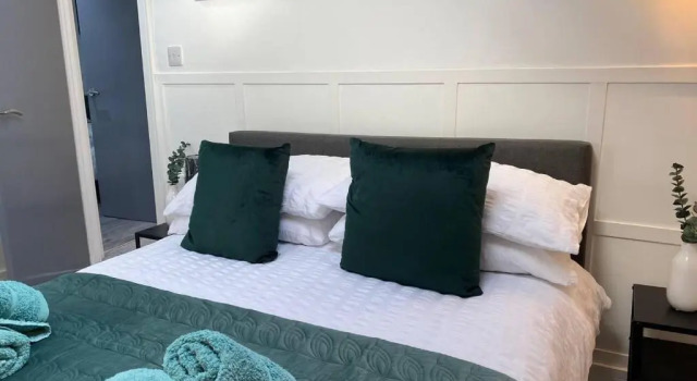 2 Bed Flat - Sleeps 6 - Parking - Wifi